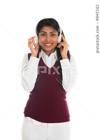 indian female listening to music 9945582