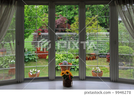 白色的窗戶 9946278