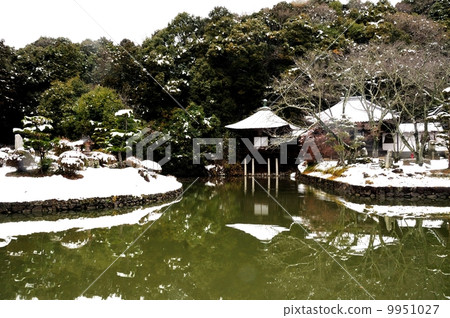 Snow's Negori Temple (Saint Holy floating in the sacred pond of the scenic garden) Snow's Negori Temple (Saint Holy floating in the sacred pond of the scenic garden) 9951027