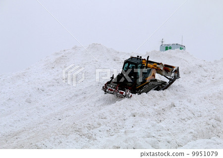 Bulldozer to improve the snow accumulation area as much as a building 9951079
