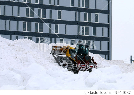 Bulldozer to improve the snow accumulation area as much as a building 9951082