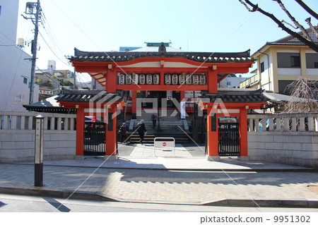 Kagurazaka Zenkokuji entrance and blue sky 9951302