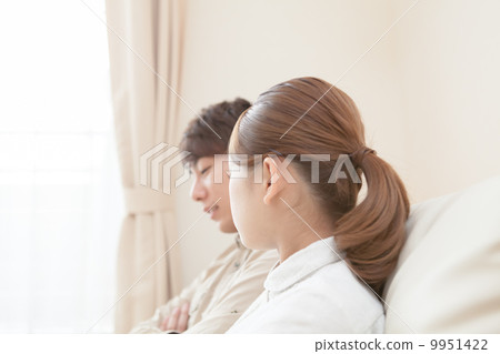討論夫婦男性和女性夫婦夥伴 9951422