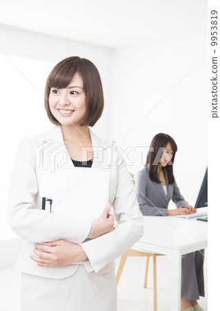 拿著文件的婦女在辦公室 拿著文件的婦女在辦公室 9953819