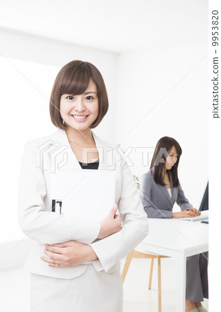 拿著文件的婦女在辦公室 9953820