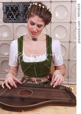 Play Young Bavarian girl in Zither 9954839