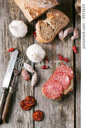 Sausage and bread 9955654