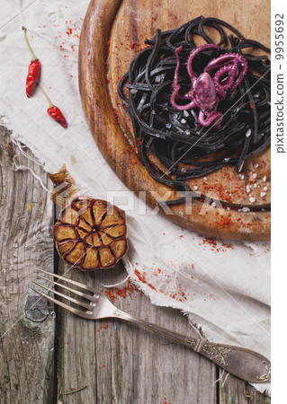 Black spaghetti with octopus 9955692