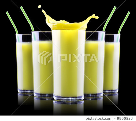 Smoothies of kiwi in glass with splash Smoothies of kiwi in glass with splash 9960823