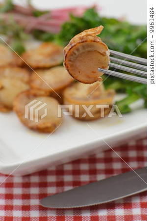 Grilled scallops with butter 9961484