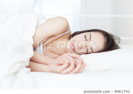 woman sleeping in bed 9961742