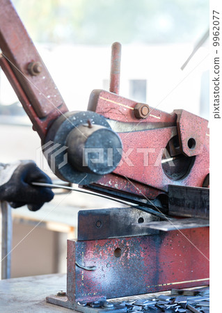 Craftsman cutting Metal with shear 9962077