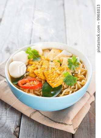 Spicy curry instant noodles. 9968813