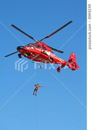 從消防直升機下降的成員 9969249