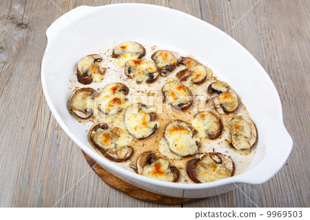 Grilled slices of mushrooms with mozarella cheese Grilled slices of mushrooms with mozarella cheese 9969503