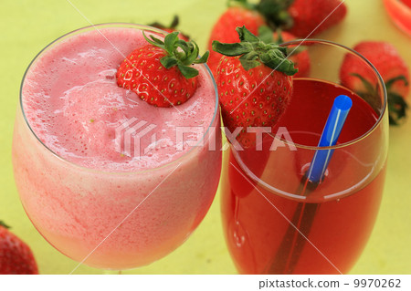 Strawberry juice and smoothie 9970262