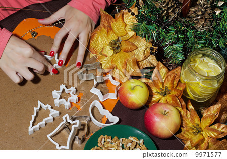 Woman's hands cutting gingerbread christmas cookies Woman's hands cutting gingerbread christmas cookies 9971577