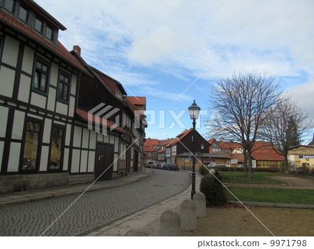 Walking in the streets of Germany (Wernigerode's house with wooden structure) 9971798