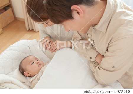 3個月大的嬰兒看著父母 3個月大的嬰兒看著父母 9972910