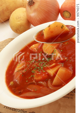 燉煮的食物成份匙子白色背景 燉煮的食物成份匙子白色背景 9974071