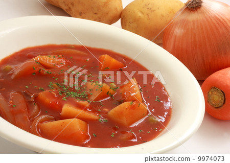 燉煮的食物成份匙子白色背景 燉煮的食物成份匙子白色背景 9974073