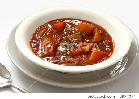 燉煮的食物成份匙子白色背景 燉煮的食物成份匙子白色背景 9974074