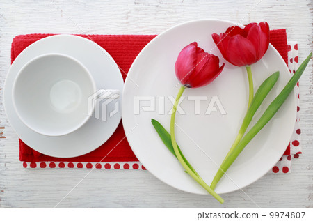 Tulips and table sets 9974807