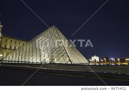 Louvre · Pyramid 9975452