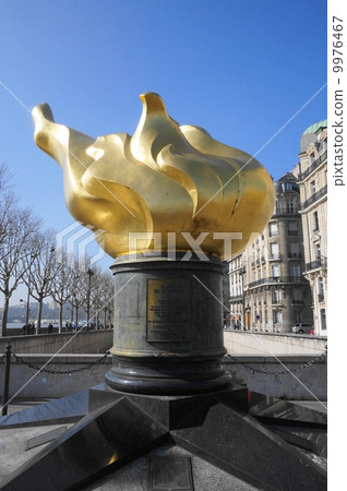 Flame of freedom in Paris · alma square 9976467