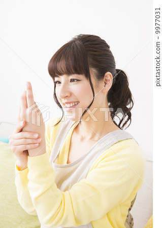 一個圍裙的女人 一個圍裙的女人 9977031