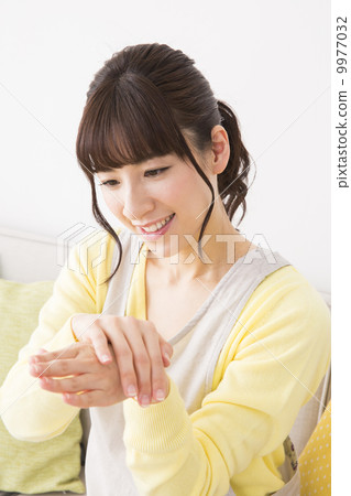 一個圍裙的女人 一個圍裙的女人 9977032