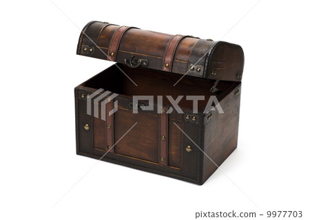 在白色背景的木珍寶箱子 9977703