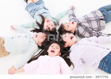 Elementary school student lying down 9977795