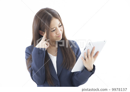 年輕的女士 年輕的女士 9978137