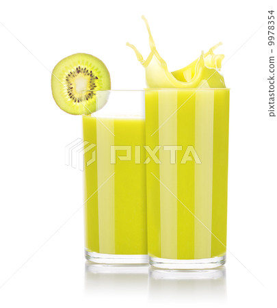 Smoothies of kiwi in glass with splash 9978354