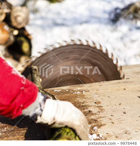 Man working with circular saw blade 9978448