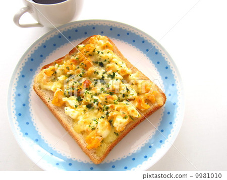 Delicious cheese egg toast and coffee 9981010