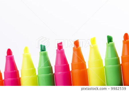 Group of felt tip bright color markers on white background 9982539