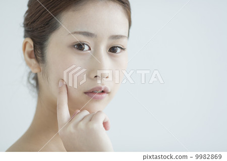 年輕女性的皮膚護理 9982869