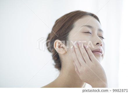 年輕女性的皮膚護理 9982871