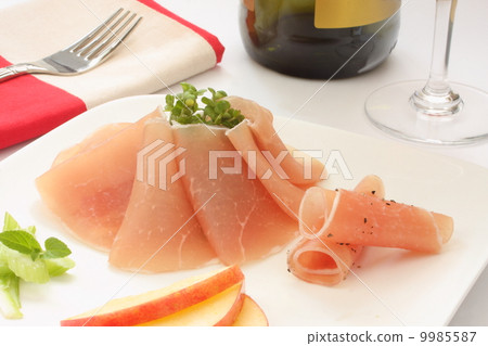 未加工的火腿hors d'Oeuvres意大利酒白色背景 9985587