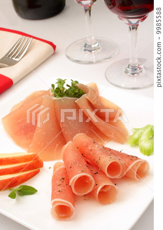 未加工的火腿hors d'Oeuvres意大利酒白色背景 9985588