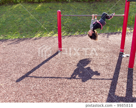 垂懸在鐵棍的孩子 垂懸在鐵棍的孩子 9985818