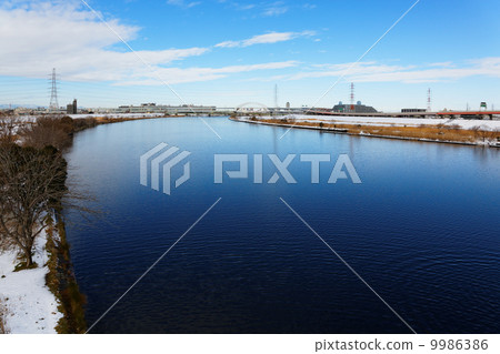 It faces the upstream of the Arakawa of the snowy scenery from the fan bridge 9986386