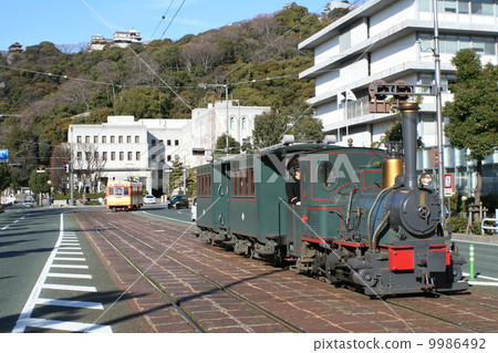 在城堡鎮和松山城堡的Botchan火車 9986492