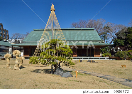 Kiyosumi garden · Snow hanging and Taisho memorial hall Kiyosumi garden · Snow hanging and Taisho memorial hall 9986772