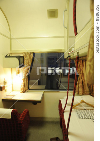 Twin Deluxe A Bed (single room sleeping) 9986858