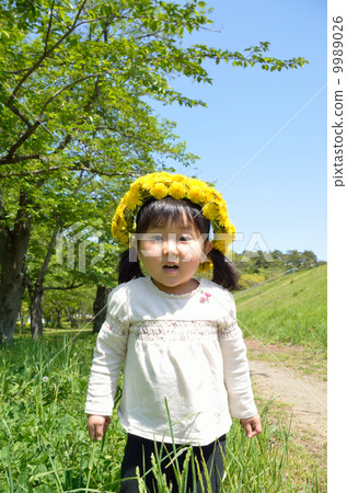 Girls playing dandelion wreaths Girls playing dandelion wreaths 9989026