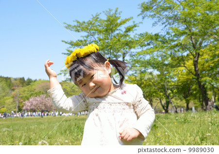 Girls playing dandelion wreaths Girls playing dandelion wreaths 9989030