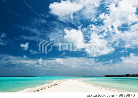 Beautiful beach with sandspit at Maldives Beautiful beach with sandspit at Maldives 9989970